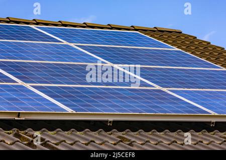 Solarmodule einer PV-Anlage auf dem Dach eines Privathauses in Deutschland Stockfoto