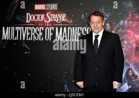 Berlin, Deutschland. 21. April 2022. Sam Raimi nimmt am 21. April 2022 an dem Fotogespräch „Doctor Strange in the Multiverse of Madness“ im Ritz Carlton in Berlin Teil. Quelle: Geisler-Fotopress GmbH/Alamy Live News Stockfoto