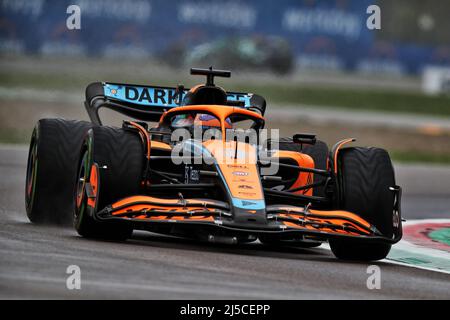 Imola, Italien. 22. April 2022. Daniel Ricciardo (AUS) McLaren MCL36. Emilia Romagna Grand Prix, Freitag, 22.. April 2022. Imola, Italien. Quelle: James Moy/Alamy Live News Stockfoto