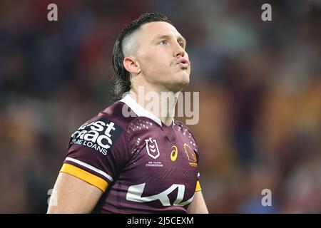 Brisbane, Australien. 22. April 2022. Tyson Gamble of the Brisbane Broncos schaut auf Kredit: Nachrichtenbilder /Alamy Live News Stockfoto