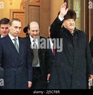 DER russische Präsident BORIS YELTSIN kündigt zu seiner Rechten seinen Rücktritt am 3. Dezember 1999 an. Wladimir Putin Zweiter von links. Stockfoto