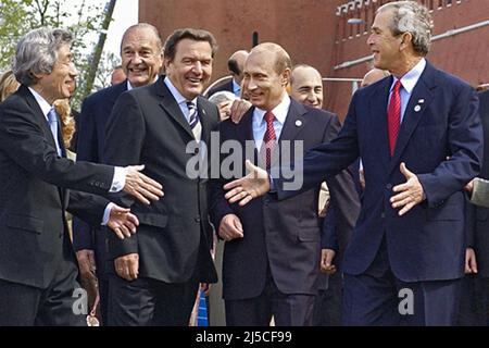 WLADIMIR PUTIN, russischer Präsident, in Moskau während der Parade zum Victory Day am 9. Mai 2005 mit von links Junichiro Koizumi, Jacques Chirac und George W. Bush. Stockfoto