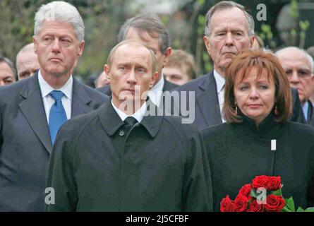 WLADIMIR PUTIN, russischer Präsident, beim Staatsbegräbnis von Boris Yeltsin in Moskau im April 2007 mit seiner Frau Ljudmila, Bill Clinton und George W. Bush Stockfoto
