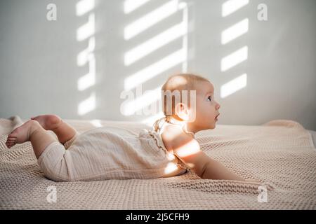 Baby lernt, seinen Kopf zu halten und auf meinem Bauch zu Rollen. Die Vorteile des Liegen auf dem Bauch für die motorische Entwicklung Stockfoto