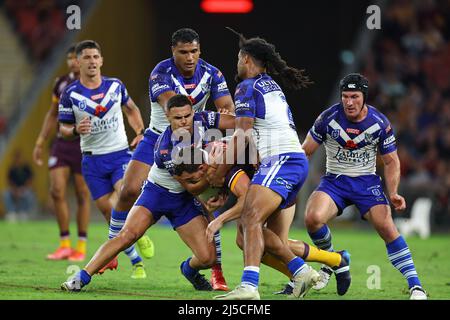 Brisbane, Australien. 22. April 2022. Corey Oates von der Brisbane Broncos wird angegangen Credit: News Images /Alamy Live News Stockfoto