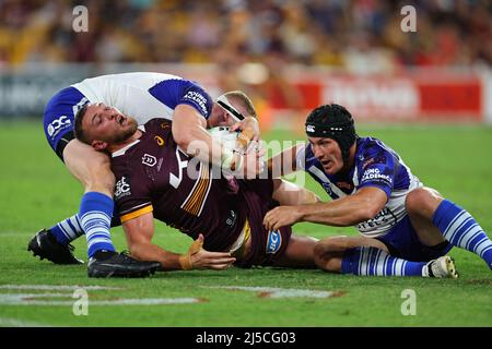 Brisbane, Australien. 22. April 2022. Kurt Capewell von der Brisbane Broncos wird angepackt Credit: News Images /Alamy Live News Stockfoto