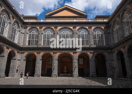 Historisches Gebäude mit typischem Hof in Neapel Stockfoto