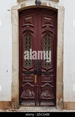 Metallgitter getäfelte Tür-Stadthaus-Fassade-holzgeschnitzte Ornamente-Rua Infante Sagres Street. Lagos-Portugal-214 Stockfoto