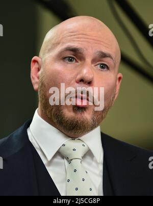 Miami Beach, FL, USA. 18. April 2022. Armando „Pitbull“ Perez nimmt am 18. April 2022 in Miami Beach, Florida, an der Emerge Americas 2022 im Miami Beach Convention Center Teil. Kredit: Mpi10/Media Punch/Alamy Live Nachrichten Stockfoto