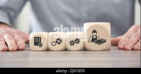 Holzblöcke mit Symbol für Weiterbildungskonzept Stockfoto