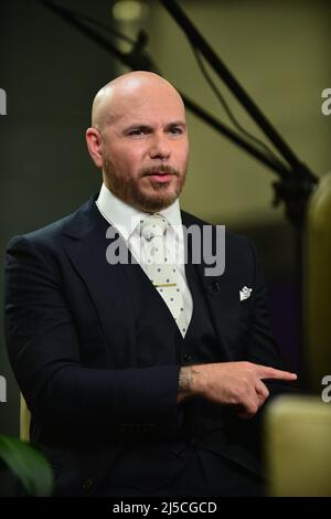 Miami Beach, FL, USA. 18. April 2022. Armando „Pitbull“ Perez nimmt am 18. April 2022 in Miami Beach, Florida, an der Emerge Americas 2022 im Miami Beach Convention Center Teil. Kredit: Mpi10/Media Punch/Alamy Live Nachrichten Stockfoto