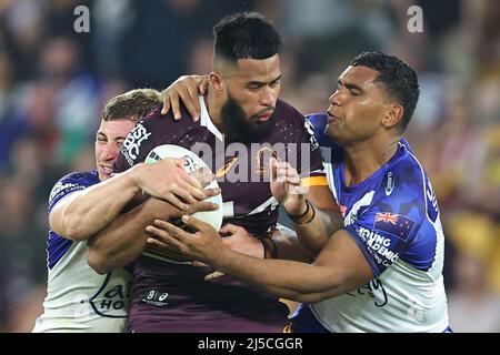 Brisbane, Australien. 22. April 2022. Payne Haas von der Brisbane Broncos wird angegangen Kredit: Nachrichtenbilder /Alamy Live News Stockfoto