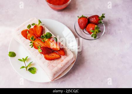 Italienisches Erdbeerdessert Semifreddo mit Sauce - kaltes Dessert wie ein Eis Stockfoto