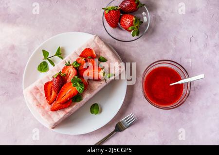 Italienisches Erdbeerdessert Semifreddo mit Sauce - kaltes Dessert wie ein Eis Stockfoto