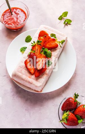 Italienisches Erdbeerdessert Semifreddo mit Sauce - kaltes Dessert wie ein Eis Stockfoto