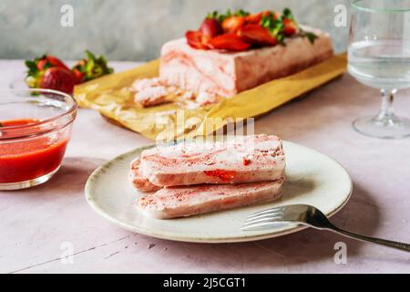 Italienisches Erdbeerdessert Semifreddo mit Sauce - kaltes Dessert wie ein Eis. Selektiver Fokus Stockfoto