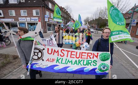22. April 2022, Schleswig-Holstein, Brunsbüttel: Klimaaktivisten von Fridays for Future demonstrieren gegen das geplante LNG-Terminal in Brunsbüttel. Das Terminal soll spätestens 2026 in Betrieb gehen und eine Kapazität von 8 Milliarden Kubikmetern Gas haben. Angesichts des Krieges in der Ukraine will die Bundesregierung die Abhängigkeit Deutschlands von russischem Erdgas so schnell wie möglich beenden. Foto: Marcus Brandt/dpa Stockfoto