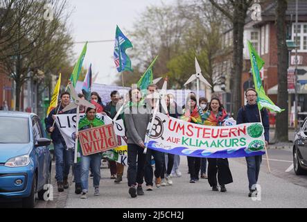Brunsbuttel, Deutschland. 22. April 2022. 22. April 2022, Schleswig-Holstein, Brunsbüttel: Klimaaktivisten von Fridays for Future demonstrieren gegen das geplante LNG-Terminal in Brunsbüttel. Das Terminal soll spätestens 2026 in Betrieb gehen und eine Kapazität von 8 Milliarden Kubikmetern Gas haben. Angesichts des Krieges in der Ukraine will die Bundesregierung die Abhängigkeit Deutschlands von russischem Erdgas so schnell wie möglich beenden. Foto: Marcus Brandt/dpa Quelle: dpa picture Alliance/Alamy Live News Stockfoto