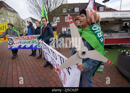 Brunsbuttel, Deutschland. 22. April 2022. 22. April 2022, Schleswig-Holstein, Brunsbüttel: Klimaaktivisten von Fridays for Future demonstrieren gegen das geplante LNG-Terminal in Brunsbüttel. Das Terminal soll spätestens 2026 in Betrieb gehen und eine Kapazität von 8 Milliarden Kubikmetern Gas haben. Angesichts des Krieges in der Ukraine will die Bundesregierung die Abhängigkeit Deutschlands von russischem Erdgas so schnell wie möglich beenden. Foto: Marcus Brandt/dpa Quelle: dpa picture Alliance/Alamy Live News Stockfoto