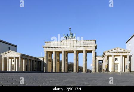 Das Brandenburger Tor in Berlin. Wo sich gewöhnlich viele Hundert Menschen aufhalten, um das Brandenburger Tor zu besuchen, herrscht nun unheimliche Stille. Das öffentliche Leben in Berlin ist nach den jüngsten Schutzmaßnahmen gegen die Ausbreitung des Coronavirus praktisch zum Stillstand gekommen. Betroffen sind alle Sehenswürdigkeiten, Museen, Plätze, Straßen, Restaurants, Universitäten. [Automatisierte Übersetzung] Stockfoto