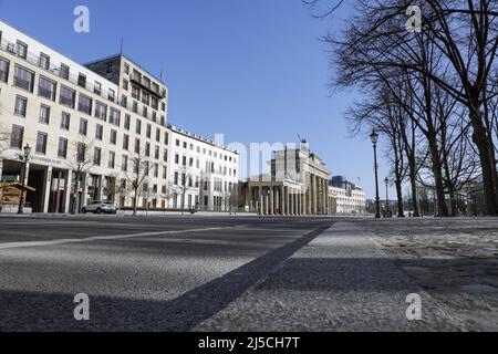 Das Brandenburger Tor in Berlin. Wo sich gewöhnlich viele Hundert Menschen aufhalten, um das Brandenburger Tor zu besuchen, herrscht nun unheimliche Stille. Das öffentliche Leben in Berlin ist nach den jüngsten Schutzmaßnahmen gegen die Ausbreitung des Coronavirus praktisch zum Stillstand gekommen. Betroffen sind alle Sehenswürdigkeiten, Museen, Plätze, Straßen, Restaurants, Universitäten. [Automatisierte Übersetzung] Stockfoto