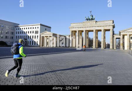 Das Brandenburger Tor in Berlin. Wo sich gewöhnlich viele Hundert Menschen aufhalten, um das Brandenburger Tor zu besuchen, herrscht nun unheimliche Stille. Das öffentliche Leben in Berlin ist nach den jüngsten Schutzmaßnahmen gegen die Ausbreitung des Coronavirus praktisch zum Stillstand gekommen. Betroffen sind alle Sehenswürdigkeiten, Museen, Plätze, Straßen, Restaurants, Universitäten. [Automatisierte Übersetzung] Stockfoto