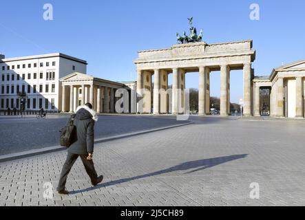 Das Brandenburger Tor in Berlin. Wo sich gewöhnlich viele Hundert Menschen aufhalten, um das Brandenburger Tor zu besuchen, herrscht nun unheimliche Stille. Das öffentliche Leben in Berlin ist nach den jüngsten Schutzmaßnahmen gegen die Ausbreitung des Coronavirus praktisch zum Stillstand gekommen. Betroffen sind alle Sehenswürdigkeiten, Museen, Plätze, Straßen, Restaurants, Universitäten. [Automatisierte Übersetzung] Stockfoto