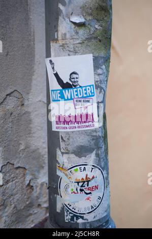 '07.06.2017, Heidelberg, Deutschland, Europa - Ein Aufkleber mit dem übertriebenen Image des deutschen AfD-Politikers Bjoern Hoecke und dem Slogan ''nie wieder!'' Ist an einem Laternenpfahl in der Altstadt festgeklebt. [Automatisierte Übersetzung]' Stockfoto