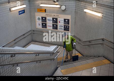 23. Dezember 2017, Kyoto, Japan, Asien - Ein Mann fegt die Treppe in einer U-Bahnstation im Stadtzentrum. [Automatisierte Übersetzung] Stockfoto