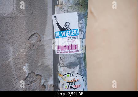 '07.06.2017, Heidelberg, Deutschland, Europa - Ein Aufkleber mit dem übertriebenen Image des deutschen AfD-Politikers Bjoern Hoecke und dem Slogan ''nie wieder!'' Ist an einem Laternenpfahl in der Altstadt festgeklebt. [Automatisierte Übersetzung]' Stockfoto