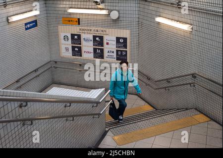 23. Dezember 2017, Kyoto, Japan, Asien - Eine Frau geht die Treppe in einer U-Bahnstation im Stadtzentrum hinauf. [Automatisierte Übersetzung] Stockfoto