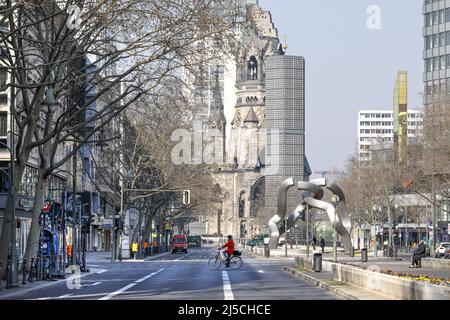 Blick über den verlassenen Kudamm zur Gedächtniskirche. Wo es normalerweise viele Hunderte von Menschen gibt, herrscht eine unheimliche Stille. Das öffentliche Leben in Berlin ist nach den jüngsten Schutzmaßnahmen gegen die Ausbreitung des Coronavirus praktisch zum Stillstand gekommen. Alle Sehenswürdigkeiten, Museen, Plätze, Straßen, Restaurants, Betroffen sind Universitäten, Einkaufszentren. [Automatisierte Übersetzung] Stockfoto