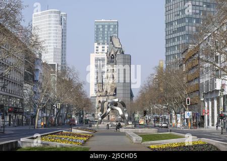 Blick über den verlassenen Kudamm zur Gedächtniskirche. Wo es normalerweise viele Hunderte von Menschen gibt, herrscht eine unheimliche Stille. Das öffentliche Leben in Berlin ist nach den jüngsten Schutzmaßnahmen gegen die Ausbreitung des Coronavirus praktisch zum Stillstand gekommen. Alle Sehenswürdigkeiten, Museen, Plätze, Straßen, Restaurants, Betroffen sind Universitäten, Einkaufszentren. [Automatisierte Übersetzung] Stockfoto