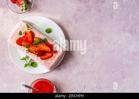 Italienisches Erdbeerdessert Semifreddo mit Sauce - kaltes Dessert wie ein Eis. Speicherplatz kopieren Stockfoto