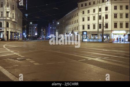 Blick auf den verlassenen Rosenthaler Platz in Berlin Mitte. Wo es normalerweise viele Hunderte von Menschen gibt, herrscht eine unheimliche Stille. Das öffentliche Leben in Berlin ist nach den jüngsten Schutzmaßnahmen gegen die Ausbreitung des Coronavirus praktisch zum Stillstand gekommen. Alle Sehenswürdigkeiten, Museen, Plätze, Straßen, Restaurants, Betroffen sind Universitäten, Einkaufszentren. [Automatisierte Übersetzung] Stockfoto