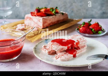 Italienisches Erdbeerdessert Semifreddo mit Sauce - kaltes Dessert wie ein Eis. Selektiver Fokus Stockfoto