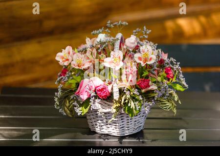 Schöne Blumen im Korb Stockfoto
