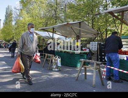 Gemüsemarkt in Berlin. Die Verkaufsstände haben Barrieren errichtet, um den Kontakt zu verhindern. Das aufgrund der Corona-Pandemie eingeweitete Kontaktverbot wurde um einige Wochen verlängert. [Automatisierte Übersetzung] Stockfoto