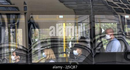 Passagiere mit Gesichtsmasken in einem Bus. In Deutschland ist es nun Pflicht, im öffentlichen Verkehr eine Gesichtsmaske zu tragen. [Automatisierte Übersetzung] Stockfoto