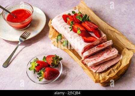 Italienisches Erdbeerdessert Semifreddo mit Sauce - kaltes Dessert wie ein Eis Stockfoto