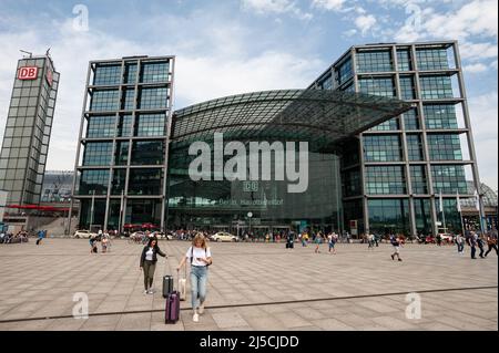 10. Juni 2019, Berlin, Deutschland, Europa - Außenansicht vom Süden des Berliner Hauptbahnhofs am Washingtonplatz im Bezirk Mitte, nördlich des Spreeufers. Der Entwurf wurde vom deutschen Architekturbüro Gerkan, Marg und Partners entworfen. [Automatisierte Übersetzung] Stockfoto