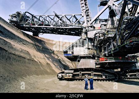 Garzweiler, 23. Mai 1995 - Braunkohlebagger Rheinbraun im Tagebau Garzweiler. Der Tagebau Garzweiler ist ein Braunkohletagebau, der von RWE Power bis 2003 von der RWE Rheinbraun AG im rheinischen Braunkohlebergbaugebiet betrieben wird. [Automatisierte Übersetzung] Stockfoto