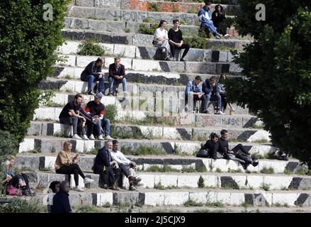 Berlin, DEU, 17.05.2020 - gut besucht ist der Berliner Mauerpark, hier die ersten Besucher im Amphitheater. Deutschland öffnet sich langsam wieder. Nach der Sperrung dürfen nun nach und nach wieder Geschäfte, Cafés und Restaurants die Kunden bedienen. Parks und Spielplätze sind wieder geöffnet. [Automatisierte Übersetzung] Stockfoto