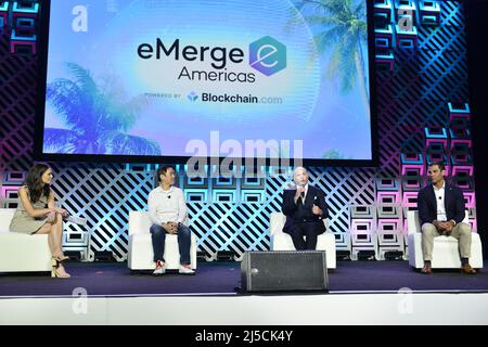 MIAMI BEACH, FL – 18. APRIL: Kate Rooney, Technology Reporter von CNBC, Lin Dai, CEO und Mitbegründer von OneOf, Armando „Pitbull“ Perez und Francis Suarez, Bürgermeister der Stadt Miami, nehmen am 18. April 2022 an der Teilnahme an der Emerge Americas 2022 im Miami Beach Convention Center in Miami Beach, Florida, Teil. Kredit: MPI10 / MediaPunch Stockfoto