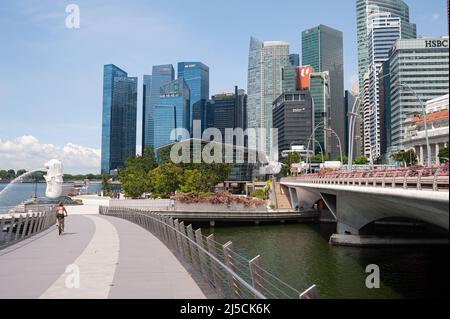 19.05.2020, Singapur, Republik Singapur, Asien - Blick von der Jubilee Bridge auf den verlassenen Merlion Park am Ufer des Singapore River und Wolkenkratzer des Geschäftsviertels im Hintergrund inmitten der Coronavirus-Krise (Covid-19). In der Regel ist die Gegend um Marina Bay voller Touristen, aber jetzt ist es total verlassen, bis auf ein paar Leute. [Automatisierte Übersetzung] Stockfoto