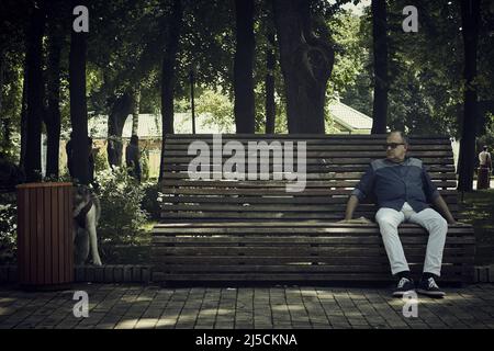 Ein erschöpfter älterer Herr im Schewtschenko-Park | ein erschöpfter älterer Herr im Schewtschenko-Park Stockfoto