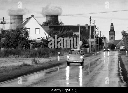 Leuna, DEU, 09.09.1996 - Ein Trabant und ein Mercedes Benz fahren auf einer Straße in Leuna, im Hintergrund ein Kraftwerk. Die Leunawerke in Leuna waren die größte Hydrierungsanlage Deutschlands und in DDR-Zeiten die größte Anlage der chemischen Industrie. Heute befinden sich auf dem Gelände der Leunawerke neue Unternehmen. [Automatisierte Übersetzung] Stockfoto