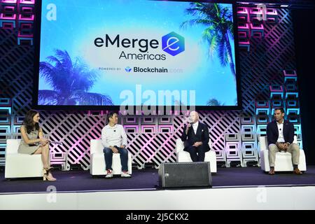 MIAMI BEACH, FL – 18. APRIL: Kate Rooney, Technology Reporter von CNBC, Lin Dai, CEO und Mitbegründer von OneOf, Armando „Pitbull“ Perez und Francis Suarez, Bürgermeister der Stadt Miami, nehmen am 18. April 2022 an der Teilnahme an der Emerge Americas 2022 im Miami Beach Convention Center in Miami Beach, Florida, Teil. Kredit: MPI10 / MediaPunch Stockfoto