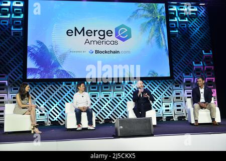 MIAMI BEACH, FL – 18. APRIL: Kate Rooney, Technology Reporter von CNBC, Lin Dai, CEO und Mitbegründer von OneOf, Armando „Pitbull“ Perez und Francis Suarez, Bürgermeister der Stadt Miami, nehmen am 18. April 2022 an der Teilnahme an der Emerge Americas 2022 im Miami Beach Convention Center in Miami Beach, Florida, Teil. Kredit: MPI10 / MediaPunch Stockfoto