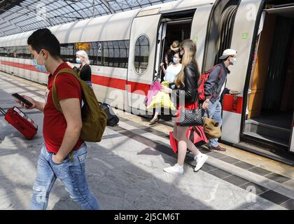 'Berlin, DEU, 27.05.2020 - Passagiere mit Gesichtsmasken steigen am Bahnhof Berlin-Spandau aus einem ICE aus. Bundesverkehrsminister, Deutsche Bahn und Betriebsrat schließen ein "Bündnis für unsere Bahnen". Die Allianz will die finanziellen Folgen der Corona-Pandemie für die Eisenbahnen regulieren die geplanten Milliardenhilfen für die Deutsche Bahn in der Corona-Krise treffen auf Bedenken der GDL-Gewerkschaft. [Automatisierte Übersetzung]' Stockfoto